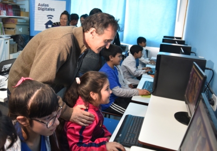 Katopodis visitó la nueva aula digital de la Escuela 49, en José León Suárez Katopodis visitó la nueva aula digital de la Escuela 49, en José León Suárez
