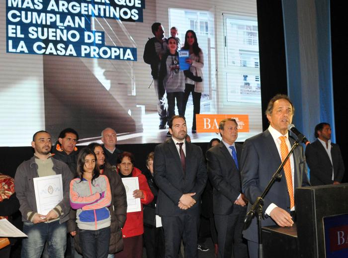 Scioli y Molle entregaron escrituras en San Fernando Scioli y Molle entregaron escrituras en San Fernando