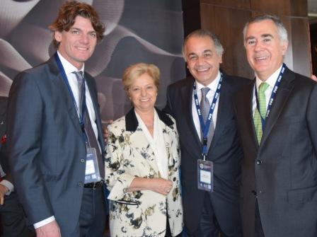 El director del Merval y vicepresidente ejecutivo del Grupo Provincia, Nicolás Scioli; la secretaria general de la FIAB, Elvira María Schamann; el CEO del Bovespa, Edimir Pinto; y el gerente general de la Bolsa de Comercio de Santiago y nuevo presidente de la FIAB, José Antonio Martínez
El director del Merval y vicepresidente ejecutivo del Grupo Provincia, Nicolás Scioli; la secretaria general de la FIAB, Elvira María Schamann; el CEO del Bovespa, Edimir Pinto; y el gerente general de la Bolsa de Comercio de Santiago y nuevo presidente de la FIAB, José Antonio Martínez