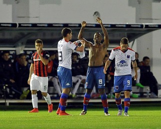 Un cabezazo del delantero colombiano Sebastián Rincón a pocos minutos del final del partido le impidió a San Lorenzo de Almagro alcanzar la punta en soledad del campeonato de Primera División 2015, al menos en forma momentánea, porque Tigre alcanzó con esa acción el empate 1-1 en Victoria, por la vigésimo sexta fecha. Un cabezazo del delantero colombiano Sebastián Rincón a pocos minutos del final del partido le impidió a San Lorenzo de Almagro alcanzar la punta en soledad del campeonato de Primera División 2015, al menos en forma momentánea, porque Tigre alcanzó con esa acción el empate 1-1 en Victoria, por la vigésimo sexta fecha.