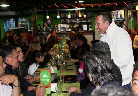 El candidato a intendente de Tigre por el FPV, Sergio Szpolski, aseguró que “es un disparate que los comerciantes paguen por tener un cartel para tener más clientes”. Además, prometió mejorar cada uno de los paseos comerciales de la zona. El candidato a intendente de Tigre por el FPV, Sergio Szpolski, aseguró que “es un disparate que los comerciantes paguen por tener un cartel para tener más clientes”. Además, prometió mejorar cada uno de los paseos comerciales de la zona.