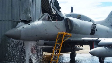 Murió un suboficial de la Fuerza Aérea al chocar con un avión de guerra contra un hangar en San Luis Murió un suboficial de la Fuerza Aérea al chocar con un avión de guerra contra un hangar en San Luis