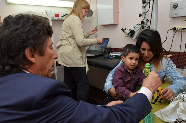 Un nene puede oir gracias a un implante realizado en el Hospital Materno Infantil de San Isidro