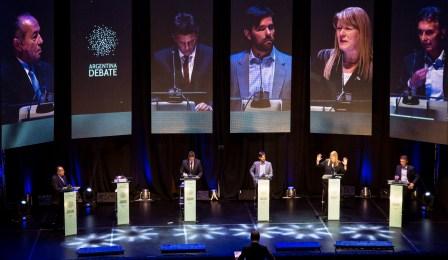 Los candidato presidenciales Mauricio Macri (Cambiemos), Sergio Massa (UNA), y Margarita Stolbizer (Progresistas), criticaron hoy a su rival del Frente para la Victoria, Daniel Scioli, por no asistir al debate de postulantes realizado en la Facultad de Derecho de la UBA. Los candidato presidenciales Mauricio Macri (Cambiemos), Sergio Massa (UNA), y Margarita Stolbizer (Progresistas), criticaron hoy a su rival del Frente para la Victoria, Daniel Scioli, por no asistir al debate de postulantes realizado en la Facultad de Derecho de la UBA.