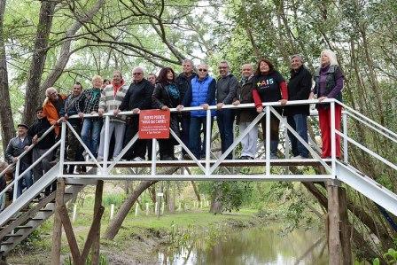 Gracias a la gestión asociada del Municipio de Tigre con la sociedad de fomento Santa Rosa, se inauguró el puente “Hugo del Carril” que une ambos márgenes del arroyo Santa Rosa. Gracias a la gestión asociada del Municipio de Tigre con la sociedad de fomento Santa Rosa, se inauguró el puente “Hugo del Carril” que une ambos márgenes del arroyo Santa Rosa.