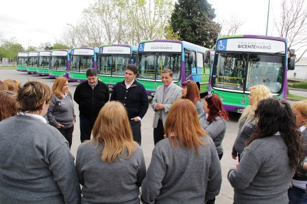 Vicente López presentó los nuevos colectivos del transporte comunal “Bicentenario” Vicente López presentó los nuevos colectivos del transporte comunal “Bicentenario”