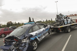 Un conductor alcoholizado chocó a cinco patrulleros en la Perito Moreno: diez policías heridos Un conductor alcoholizado chocó a cinco patrulleros en la Perito Moreno: diez policías heridos
