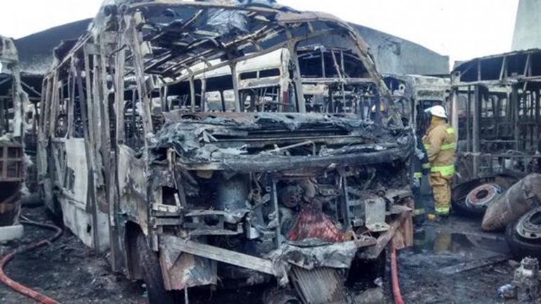 Voraz incendio en Don Torcuato: se quemaron 14 colectivos en un depósito lindero a un boliche bailable de Riquelme