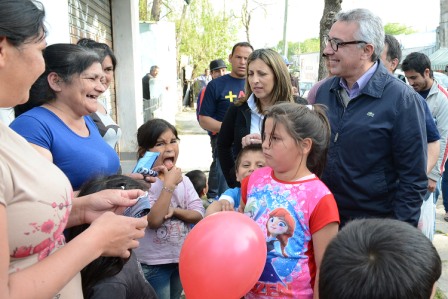 Cientos de vecinos de Rincón de Milberg se acercaron a la caminata para dar su respaldo al candidato a intendente de Tigre por el Frente Renovador y a Sergio Massa como candidato a la presidencia de la Nación. Cientos de vecinos de Rincón de Milberg se acercaron a la caminata para dar su respaldo al candidato a intendente de Tigre por el Frente Renovador y a Sergio Massa como candidato a la presidencia de la Nación.
