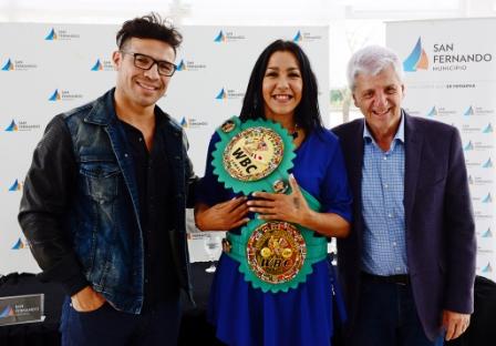 Luis Andreotti y “Maravilla” Martínez le entregaron los cinturones de campeona mundial a “La Pantera” Farías