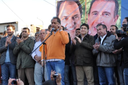 Scioli participó junto a Szpolski en la conmemoración del Día de la Lealtad en Don Torcuato Scioli participó junto a Szpolski en la conmemoración del Día de la Lealtad en Don Torcuato