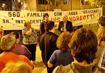 Los vecinos de Mil Viviendas recibieron al Intendente en una de las manzanas del predio para agradecerle por las mejoras que se realizaron en la zona durante esta gestión. Los vecinos de Mil Viviendas recibieron al Intendente en una de las manzanas del predio para agradecerle por las mejoras que se realizaron en la zona durante esta gestión.