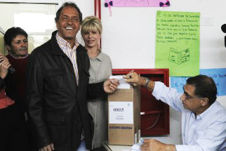 Daniel Scioli voto en Villa de la Ñata y pidió que la gente vote con “fe y esperanza”.