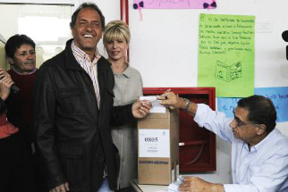 Daniel Scioli voto en Villa de la Ñata y pidió que la gente vote con “fe y esperanza”. Daniel Scioli voto en Villa de la Ñata y pidió que la gente vote con “fe y esperanza”.