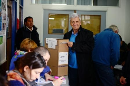 Luis Andreotti votó en el colegio Don Orione de Victoria