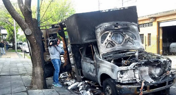 Hizo explotar el camión que tapaba su garaje en Olivos Hizo explotar el camión que tapaba su garaje en Olivos