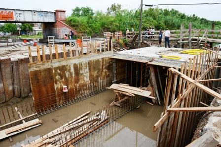 San Fernando avanza en una importante obra hidráulica en Ruta Nº 202, cerca del “Puente Negro”