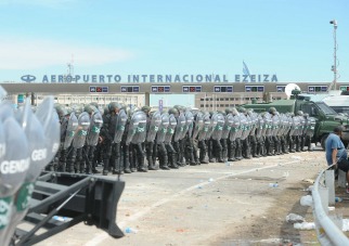 Graves incidentes entre efectivos de Gendarmería y trabajadores de Cresta Roja Graves incidentes entre efectivos de Gendarmería y trabajadores de Cresta Roja