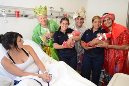 Melchor, Gaspar y Baltasar, en compañía de bomberos de Benavídez, Tigre y Don Torcuato, recorrieron el Hospital Materno Infantil y merenderos de la zona para llevar alegría a los más pequeños.
