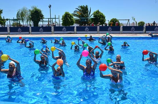 Los abuelos de San Isidro realizan gimnasia acuática