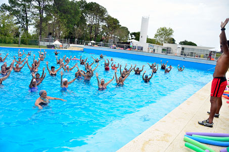 Alrededor de 1.000 vecinos disfrutan de aquagym en los Polideportivos de San Fernando.