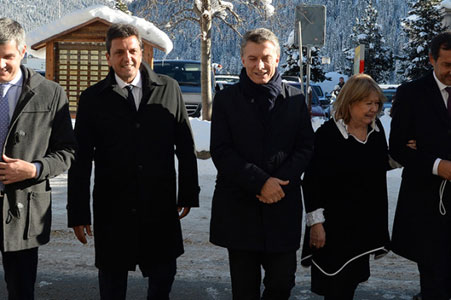 Massa en Davos: “Es muy positivo que empecemos a abrir las puertas del mundo, para generar inversiones que generen trabajo”. Massa en Davos: “Es muy positivo que empecemos a abrir las puertas del mundo, para generar inversiones que generen trabajo”.