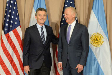 Macri relanzó en Davos las relaciones con Londres y Washington y anuncia sus primeros acuerdos económicos. Macri relanzó en Davos las relaciones con Londres y Washington y anuncia sus primeros acuerdos económicos.