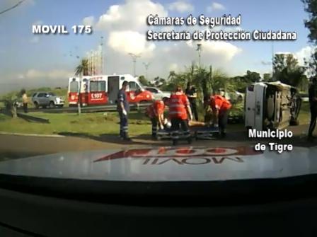 Rápida respuesta de los servicios de emergencia de Tigre tras el vuelco de un auto