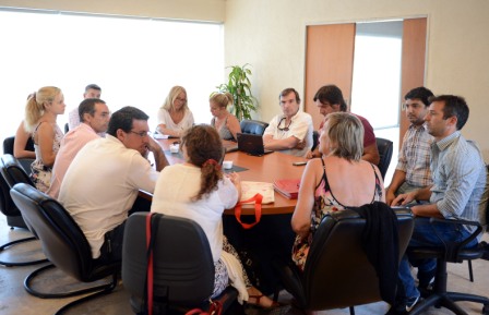 Reunión de autoridades y vecinos de Nuevo Delta para prevenir el avance del dengue. Reunión de autoridades y vecinos de Nuevo Delta para prevenir el avance del dengue.
