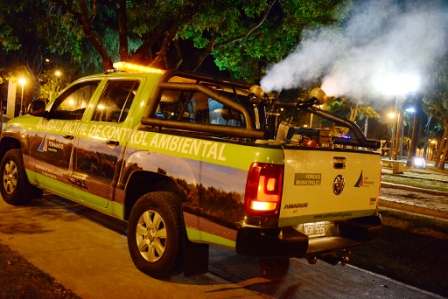 Operativos nocturnos contra el dengue en las plazas de San Fernando.