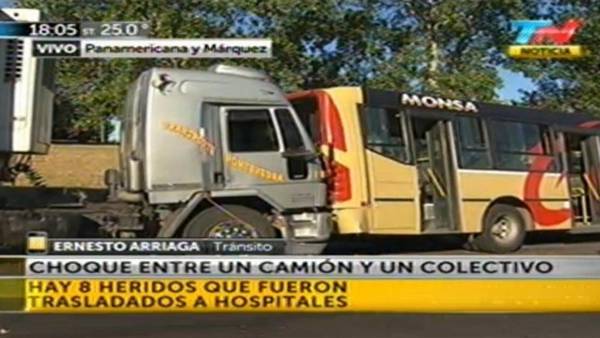 Varios heridos, algunos de consideración al chocar un colectivo y un camión en Panamericana y Marquez Varios heridos, algunos de consideración al chocar un colectivo y un camión en Panamericana y Marquez
