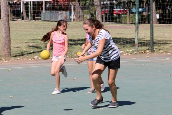 El handball es furor en las colonias de verano de San Isidro
