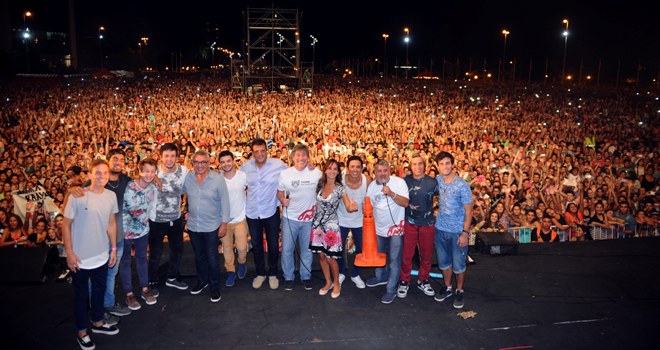 Una verdadera multitud se movilizó para presenciar los recitales gratuitos que organizó el Municipio con la ´presentación de Sin Ensayo, Maramá y Los Auténticos Decadentes.
Una verdadera multitud se movilizó para presenciar los recitales gratuitos que organizó el Municipio con la ´presentación de Sin Ensayo, Maramá y Los Auténticos Decadentes.