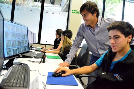 El Municipio incrementó el plantel de su Centro de Operaciones, como consecuencia de haber aumentado los dispositivos de vigilancia instalados en el distrito. Los ingresantes son 80 jóvenes sanfernandinos que fueron recibidos por el Secretario de Modernización, Gonzalo Cornejo, y se capacitaron para operar más de 450 cámaras, el mayor promedio según superficie de la región. El Municipio incrementó el plantel de su Centro de Operaciones, como consecuencia de haber aumentado los dispositivos de vigilancia instalados en el distrito. Los ingresantes son 80 jóvenes sanfernandinos que fueron recibidos por el Secretario de Modernización, Gonzalo Cornejo, y se capacitaron para operar más de 450 cámaras, el mayor promedio según superficie de la región.
