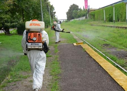 San Fernando fumiga entornos de estaciones ferroviarias, y denuncia falta de saneamiento San Fernando fumiga entornos de estaciones ferroviarias, y denuncia falta de saneamiento