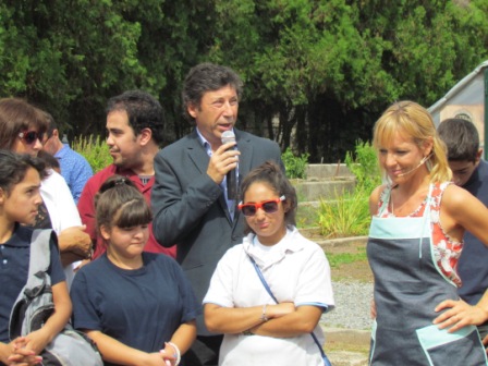 El intendente Gustavo Posse lanzó hoy el programa de capacitación e inserción laboral que el Municipio realiza junto a Pro Huerta del INTA, en el vivero del Hipódromo local.
El intendente Gustavo Posse lanzó hoy el programa de capacitación e inserción laboral que el Municipio realiza junto a Pro Huerta del INTA, en el vivero del Hipódromo local.