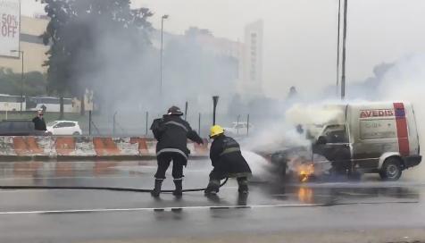 Una camioneta se incendió en la Panamericana, a la altura de Olivos Una camioneta se incendió en la Panamericana, a la altura de Olivos
