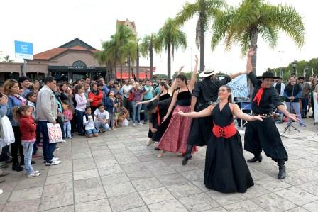 Con un show que fusiona distintos tipos de bailes como el folklore y el tango, La Compañía de Arte Argentino, dirigida por la profesora Rosana Ojeda, brinda Con un show que fusiona distintos tipos de bailes como el folklore y el tango, La Compañía de Arte Argentino, dirigida por la profesora Rosana Ojeda, brinda