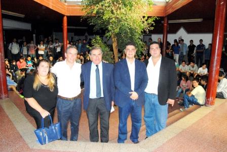 El intendente de Vicente López, Jorge Macri, firmó un acuerdo con la Escuela Técnica N°2 para que los alumnos realicen prácticas profesionales dentro de la comuna, en el marco de una plan de integración para futuros jóvenes profesionales. El intendente de Vicente López, Jorge Macri, firmó un acuerdo con la Escuela Técnica N°2 para que los alumnos realicen prácticas profesionales dentro de la comuna, en el marco de una plan de integración para futuros jóvenes profesionales.