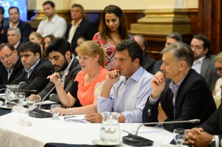 Sergio Massa, participó de un encuentro junto a legisladores de su espacio, de la oposición y los referentes de todas las centrales sindicales, en donde se planteó la intención de avanzar con una reforma en el Impuesto a las Ganancias. Sergio Massa, participó de un encuentro junto a legisladores de su espacio, de la oposición y los referentes de todas las centrales sindicales, en donde se planteó la intención de avanzar con una reforma en el Impuesto a las Ganancias.