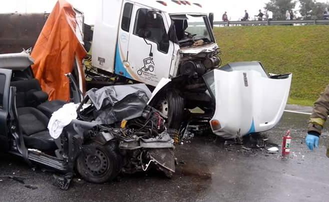 Por causas que se desconocen un camión se cruzó de carril y embistió en contramano a dos automóviles en el Ramal Campana, sentido al norte, a la altura del kilómetro 47,5 en Escobar.
Por causas que se desconocen un camión se cruzó de carril y embistió en contramano a dos automóviles en el Ramal Campana, sentido al norte, a la altura del kilómetro 47,5 en Escobar.