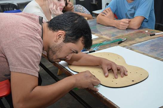 Comenzó el taller gratuito de Luthería en San Isidro Comenzó el taller gratuito de Luthería en San Isidro
