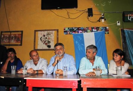 El Frente Para la Victoria Vicente López organizó un nuevo encuentro en homenaje a nuestros héroes de Malvinas en el Centro de Artes Batalla Cultural. Acompañaron en el panel Horacio El Frente Para la Victoria Vicente López organizó un nuevo encuentro en homenaje a nuestros héroes de Malvinas en el Centro de Artes Batalla Cultural. Acompañaron en el panel Horacio