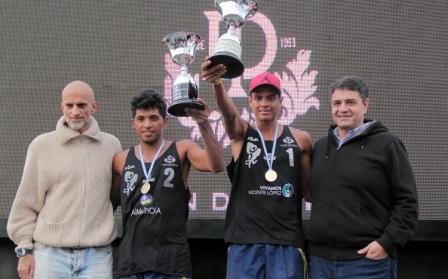 Las brasileñas Duda Lisboa y Elize Maia, y los venezolanos José Gómez y Rolando Hernández, fueron los ganadores de la sexta etapa del Circuito Sudamericano del Vóley de Playa, que se disputó este fin de semana en Vicente López. Las brasileñas Duda Lisboa y Elize Maia, y los venezolanos José Gómez y Rolando Hernández, fueron los ganadores de la sexta etapa del Circuito Sudamericano del Vóley de Playa, que se disputó este fin de semana en Vicente López.