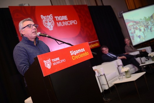 El intendente estuvo presente durante la jornada de conclusiones de los talleres realizados por el estudio internacional de diseño urbano, Gehl Architects. El intendente estuvo presente durante la jornada de conclusiones de los talleres realizados por el estudio internacional de diseño urbano, Gehl Architects.