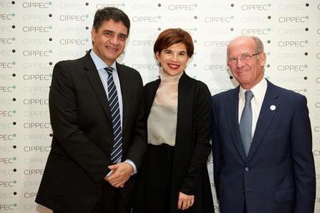 El intendente Jorge Macri en la cena anual de CIPPEC con la directora ejecutiva de CIPPEC, Julia Pomares y el presidente del Consejo de Administración de CIPPEC, Jorge Mandelbaum El intendente Jorge Macri en la cena anual de CIPPEC con la directora ejecutiva de CIPPEC, Julia Pomares y el presidente del Consejo de Administración de CIPPEC, Jorge Mandelbaum