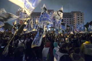 Militantes Kirchneristas realizan vigilia frente a Comodoro Py antes de la declaración de Cristina Fernández Militantes Kirchneristas realizan vigilia frente a Comodoro Py antes de la declaración de Cristina Fernández