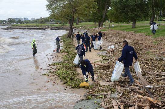 Operativo de limpieza en la costa de San Isidro, tras la sudestada Operativo de limpieza en la costa de San Isidro, tras la sudestada