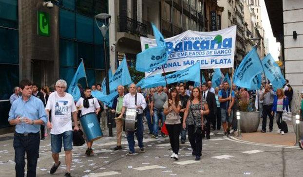 Los bancarios están de paro y amenazan con profundizar su protesta Los bancarios están de paro y amenazan con profundizar su protesta