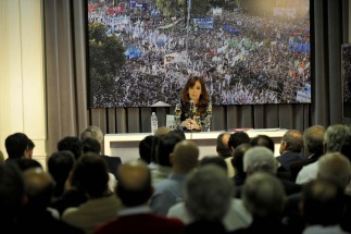 Cristina Fernández reunió a intendentes bonaerenses para ratificar su liderazgo y avanzar en una construcción amplia Cristina Fernández reunió a intendentes bonaerenses para ratificar su liderazgo y avanzar en una construcción amplia